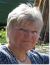 Passbild mit Frau, kurzes graues welliges Haar, Brille
